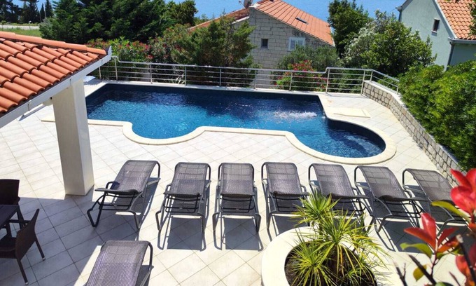 Plat Apartment | Sea view apartment with swimming pool close to the beach