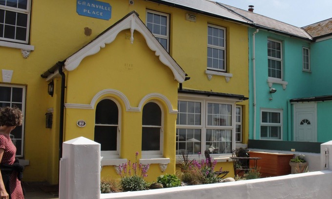 Sandgate House | Sea View Cottage, The Little Yellow Cottage By the Sea