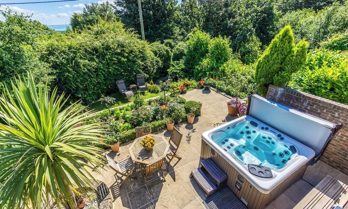 Hastings Apartment | Sea View Studio Flat with heated indoor pool & spa, countryside location
