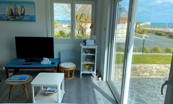 Asnelles House | Sea view villa, sleeps 4.