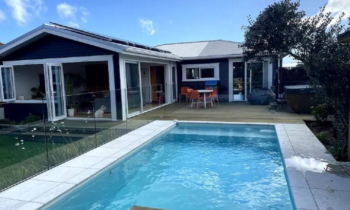 Paekakariki House | Sea views with pool, spa and sauna