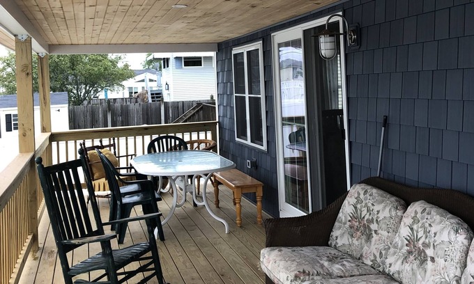 Seabrook House | Seabrook Beach May/June Sept/Oct 4 BR - 2BTH - Porch - 2 min walk to beach