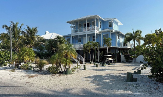 Palm Island House | SEACLUSION - Island Paradise Home Close to the Beach with Pool and Boat Dock