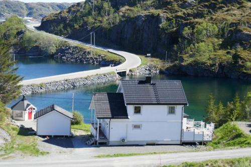 Flakstad House | Seafront Holiday Home close to Reine, Lofoten