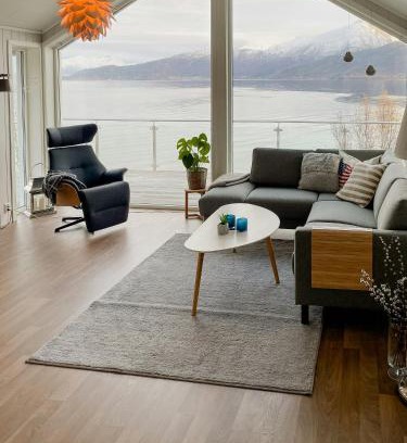 Ballangen House | Seafront Retreat With Panoramic Mountain Views