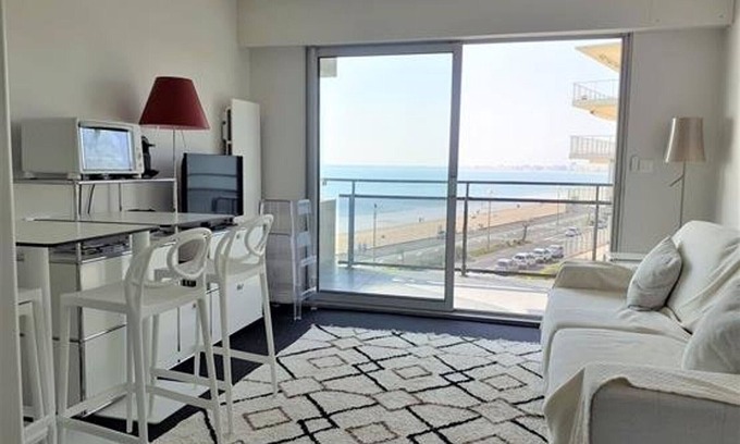 La Baule-Escoublac Apartment | Seafront studio with balcony and parking in La Baule
