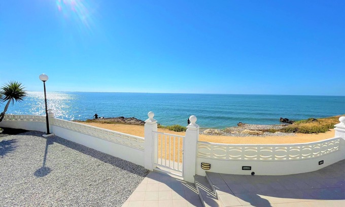 Alcanar Ski Chalet | Seafront villa with private swimming pool