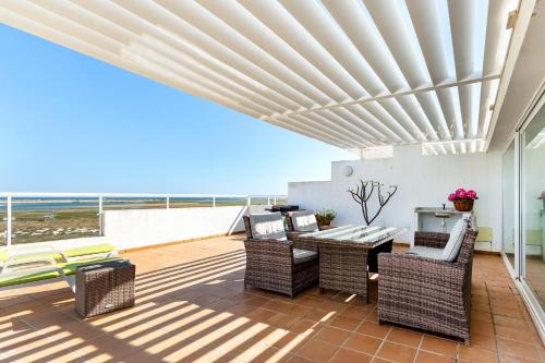 Fuseta Apartment | Seagull House - Ocean View Retreat with Pool