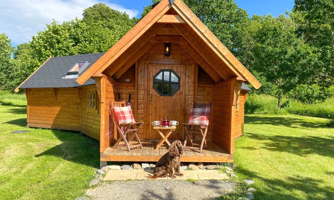 Cairndow Cabin | Seal Cove Cabin, peaceful, private, couples retreat, loch side & pet friendly (1 only)