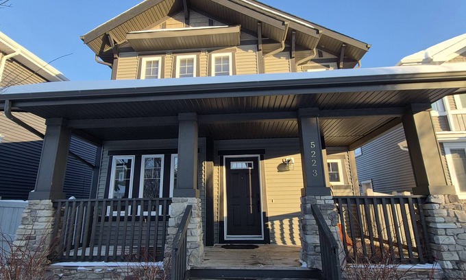 Rosslyn House | Sean Comfy Home Modern Escape in Edmonton – Near Northgate