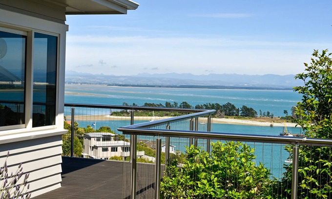 Nelson House | Seascape Villa - Nelson waterfront, Great Views on Haulashore Island!