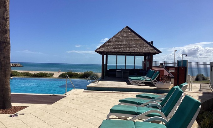 Mandurah Villa | Seashells MandurahnTown Beach Villa with infinity pool, spa and BBQ facilities.