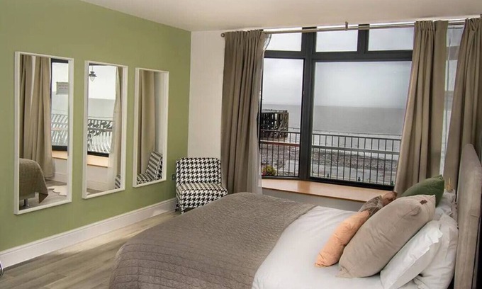 Penarth Apartment | Seaside Bliss:1-Bedroom Apt with Sea Views