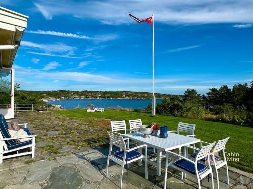 Gressvik House | Seaside cabin in Fredrikstad with private jetty, BBQ & sea view - close to Hankø