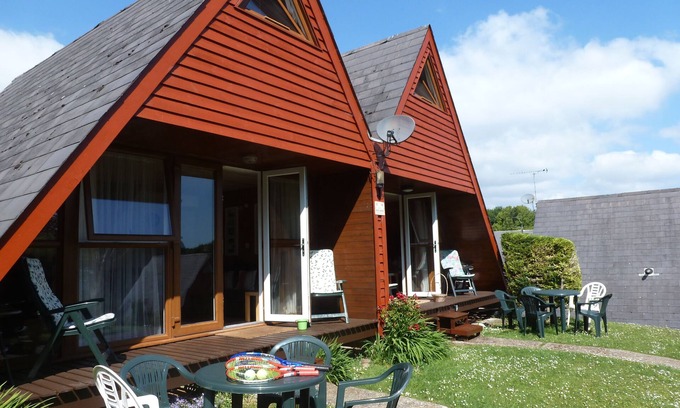 Martin Ski Chalet | Seaside chalet, free WiFi, swimming pool, pubs near by, friendly holiday park.