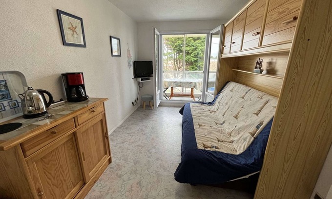 Travo Apartment | Seaside Studio with Balcony, Private Garage, 1km to Shops, Ideal for Couples