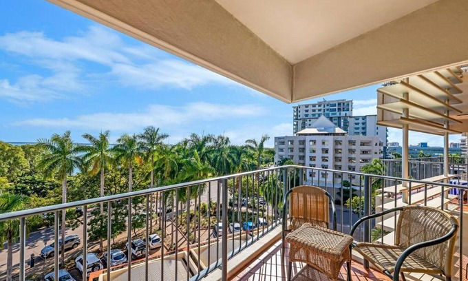 Darwin City Centre Apartment | Seaside Serenity with Pool and Esplanade Views