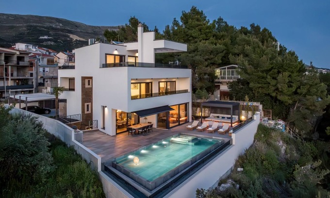 Podstrana Villa | Seaside Villa Leonis at the Split entrance with stunning Island views