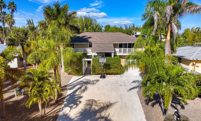 Manatee Bay Villa | Seaside Villa Destin - Single home with privat pool in the heart of Pine island