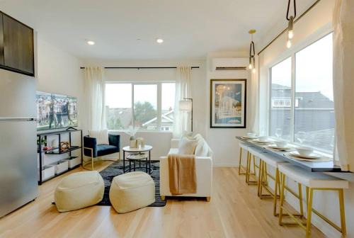 Wallingford Apartment | Seattle Charm, near university,3 BR,W&D, fast wifi