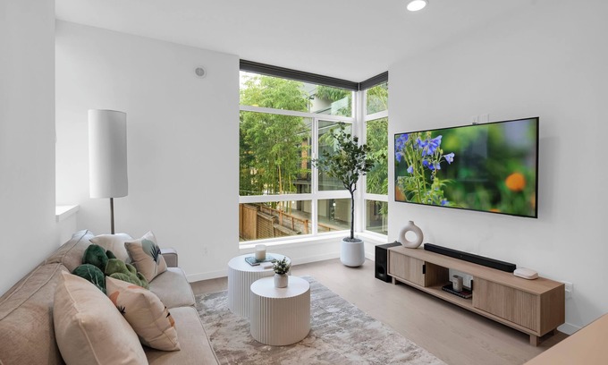 Squire Park House | Seattle Modern 2BR2BA Townhome with Rooftop Near Capitol Hill w/Garage Parking