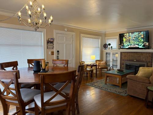 North Queen Anne House | Seattle-Queen Anne-7 BR 3 BA-One Block to SPU