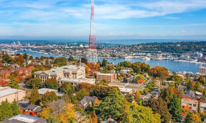 East Queen Anne Apartment | Seattle's Peach Crown - 87 Walkscore!