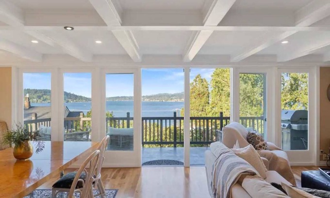 Bryn Mawr-Skyway House | Seattle’s Best Kept Secret Lake Views + Central Locale