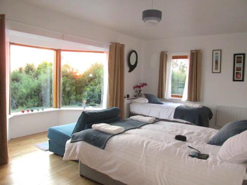 Ennistimon House | Seaview and Sunsets, Entire place, private entrance, Large Bedroom, Full kitchen and bathroom