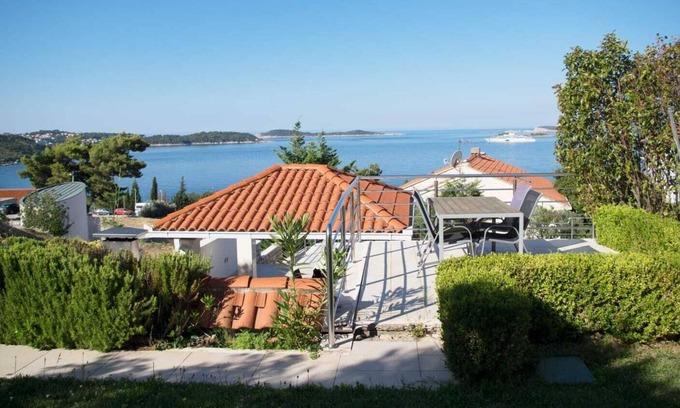 Plat Apartment | Seaview apartment with swimming pool just 5 min from the beach