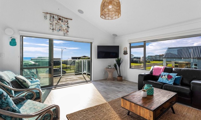 Waiotahi House | Seaview Oasis