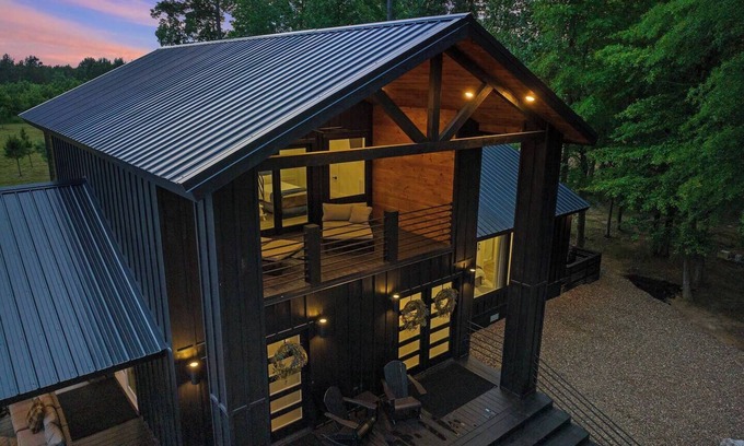 Broken Bow Cabin | Secluded 3BR: 2 King Beds, Hot Tub, Arcade, Deck