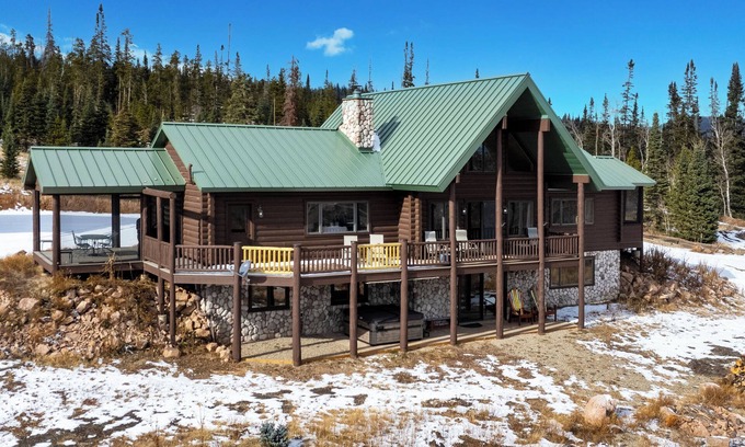 Kremmling Cabin | Secluded 4 bedroom cabin, private HT, mt views