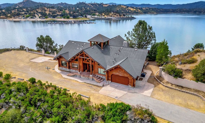 Bradley House | Secluded 4 Bedroom Log House on Lake Nacimiento w/Private Lake Access and Dock
