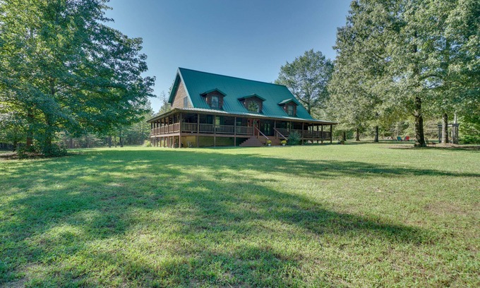 Octavia Cabin | Secluded Broken Bow Cabin w/Fire Pit and Deck!