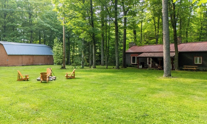 Avoca Cabin | Secluded cabin on creek-Hiking, Fire Pit, Large Yard, Pet Friendly!