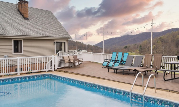 Lovingston Cabin | Secluded Cabin– Pool w/Mountain Views + Trails