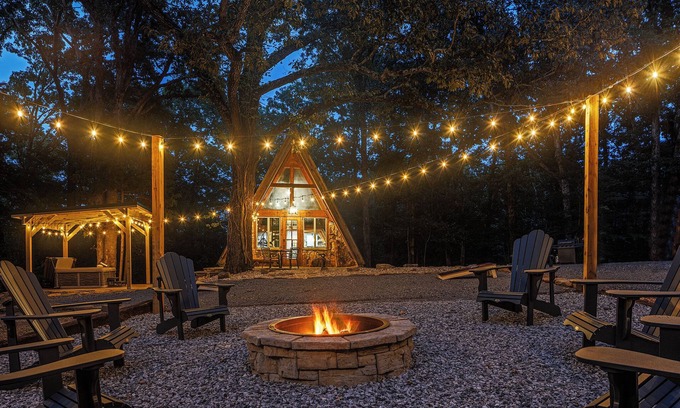 Almo Cabin | Secluded Cabin with Hot Tub, Firepit