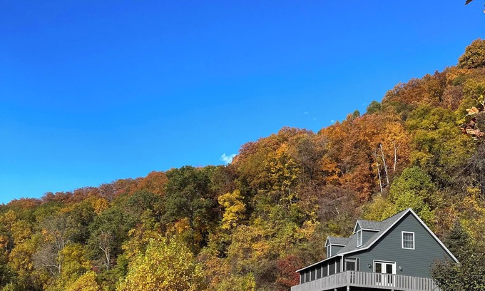 Fancy Gap Cabin | Secluded Cabin with Long Range Views just off Blue Ridge Parkway in Fancy Gap VA
