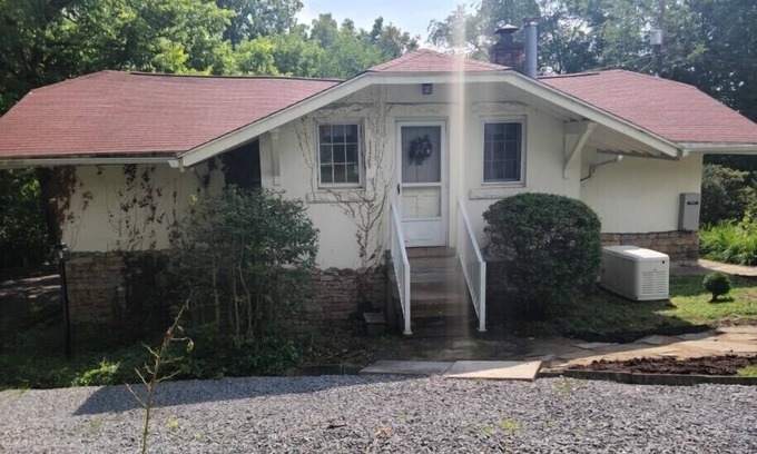 Morgantown House | Secluded carriage house on an estate close to downtown