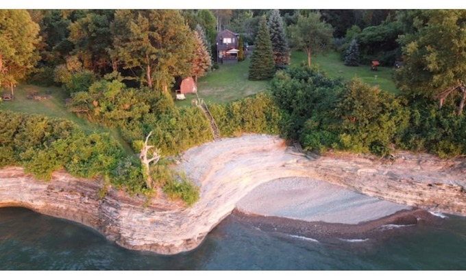 Ripley Cottage | Secluded Cottage with Hidden Cove on Lake Erie