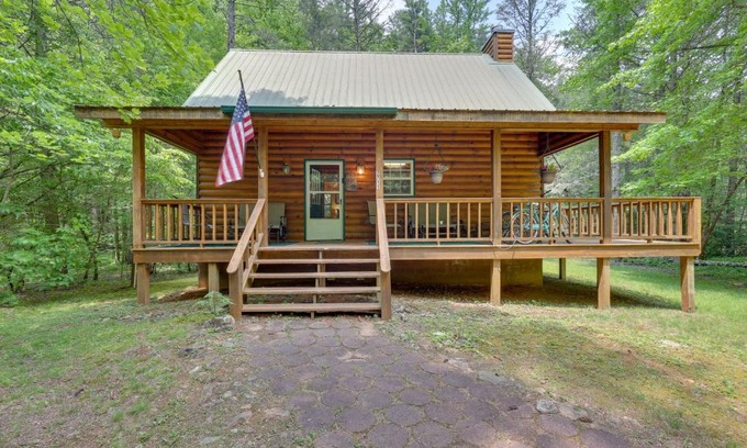 Blairsville House | Secluded Cross Creek Cabin with Deck and Fire Pit!