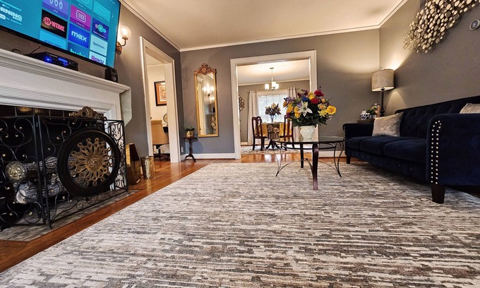 Boulevard Oaks Apartment | Secluded English Retreat by Rice University, Medical Center & Museum District
