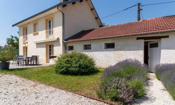 Jussey Cottage | Secluded Fisherman's Cottage with large capacity near the Saône