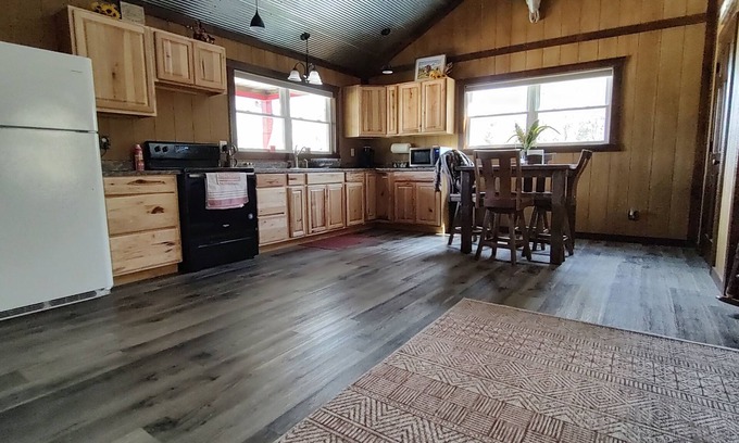 Peebles Cabin | Secluded in Amish Country and peaceful