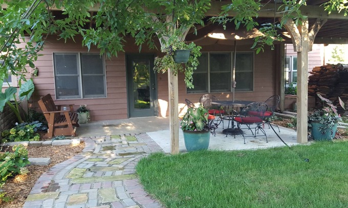Harrisonville Bed & Breakfast | SECLUDED, INVITING 2 BEDROOM no stairs, no cleaning fee