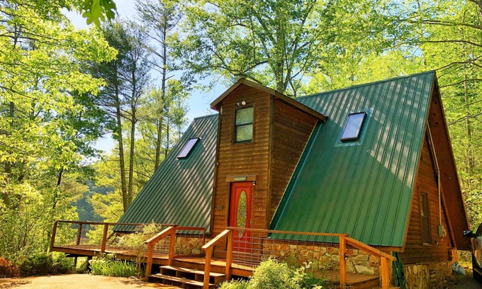 Butler Ski Chalet | Secluded LAKEFRONT Chalet: 2.8acres, Dock, Kayaks and Canoe, Pet Friendly, Wifi