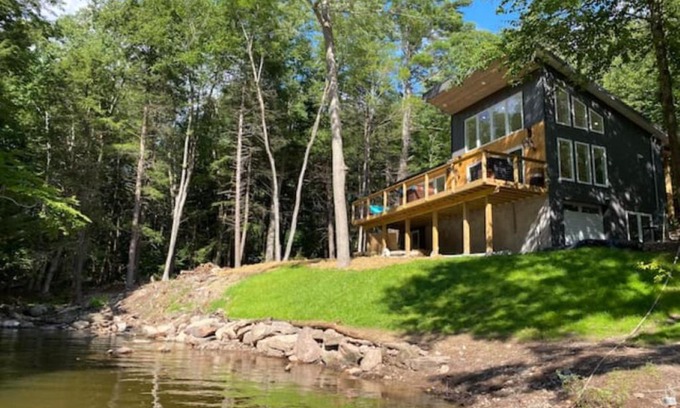 Monticello House | Secluded lakefront home With an EV charger