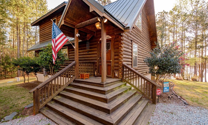 Jenkinsville Cabin | Secluded Log Cabin on Lake Monticello