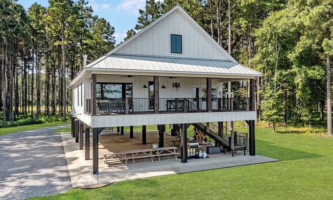 Farmerville House | Secluded Luxe Cabin| FirePit & Kayaks | Boathouse